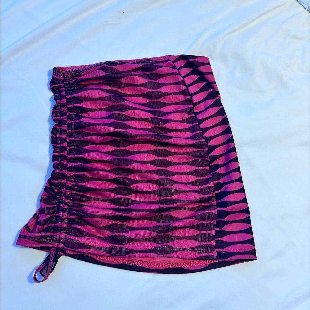 Black and Pink edikted mini skirt. Scrunch on the side.